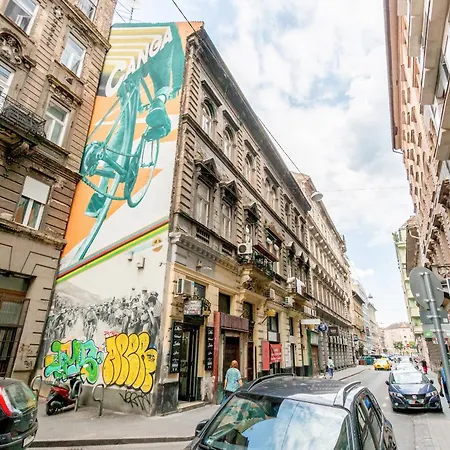 Apartman Central And Cozy - In Vivid Neighbourhood *