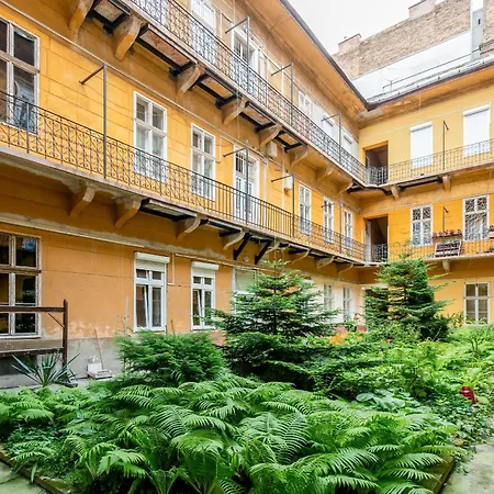Central And Cozy - In Vivid Neighbourhood